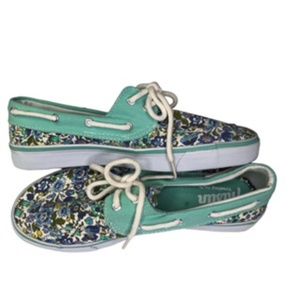 NWOT Austin Trading Co Floral Pattern Sneakers Size 6
